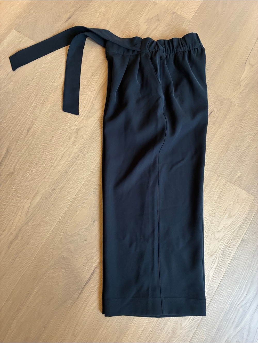 Lululemon Noir Crop / Coulottes / Wide-Leg Cropped Pants in Black, Size 4